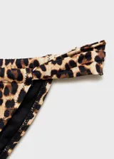 Conjunto de bikini con estampado animal print, compuesto por un corpiño triangular con tirantes halter y una braga de corte clásico.