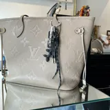 Charm para cartera o llavero con dije de perro inflable negro, sogas blancas y negras y mosquetón plateado.