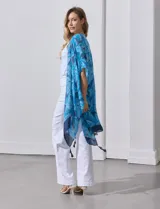 Kimono tejido con estampado de hojas azules, mangas amplias estilo japonés y terminación de ruedo con borlas.