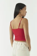 Musculosa negra con breteles finos y escote cuadrado con frunce y lazo ajustable.