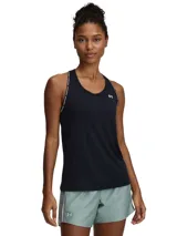 Musculosa deportiva blanca con logo Under Armour en el frente y tirantes negros con letras blancas.
