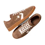 Championes Converse All Star Classic Trainer color marrón con detalles en blanco y suela color caramelo.