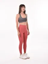 Top deportivo gris oscuro con breteles anchos y espalda deportiva.