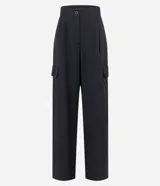 Pantalón de vestir negro, de corte recto, con bolsillos cargo laterales, cintura lisa y pliegues delanteros.