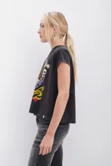 Remera negra de algodón con estampa esotérica en el frente con detalles en foil y tinta a contratono.