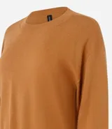 Suéter boxy color marrón, de punto leve, con cuello redondo y mangas largas con puños y bajo acanalados.