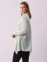 Camisa larga de rayón marca Robert Louis, color beige. Tiene cuello con solapa, abertura central con botones y mangas regulables con presilla y botón. Los laterales tienen tajo.