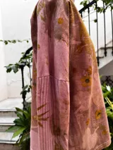 Remera rosa de manga larga con escote en V y estampado botánico.