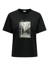 Remera negra de corte recto y mangas cortas, con estampa rectangular de una calle antigua en blanco y negro.