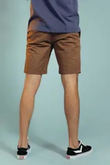 Bermuda color beige de corte recto.