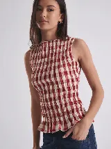 Top sin mangas con cuello redondo y diseño fruncido a cuadros en tonos rojo y blanco.