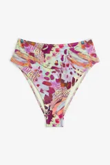 Bombacha de bikini tipo vedetina brasileña de tiro alto con estampado abstracto en tonos violeta, naranja, amarillo y verde.
