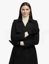 Guantes de tejido suave color azul marino, con un bordado minimalista en hilo claro en el dorso de la mano.