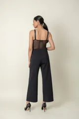 Bodie entero en tul elastizado combinado con encaje, color blanco y diseño ajustado.