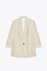 Blazer color beige confeccionado con lino, de corte recto, con cuello solapa y escote pico. Tiene manga larga con hombreras y puño con vuelta estampado a rayas. Cuenta con bolsillos con solapa en el delantero, forro interior y cierre frontal con botón.