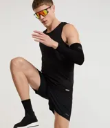 Bermuda masculina negra de microfibra con textura de perforaciones, cintura elástica ajustable con cordón y bolsillos.