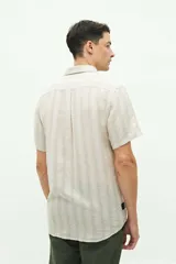 Camisa de manga corta confeccionada en lino y algodón, con fit regular y logo bordado.