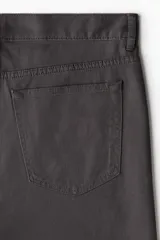 Short gris oscuro de sarga de algodón, corte regular, con cinco bolsillos, cierre con botón y trabillas para cinturón.