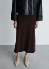 Falda midi marrón de punto con cintura elástica y corte evasé.