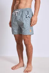 Short de baño celeste con estampado de gaviotas en negro y etiqueta con logo en la pierna.