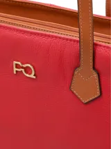 Cartera tipo tote confeccionada en cuero color crema, con asas de mano color marrón. Presenta logo metálico dorado en el frente, cierre central, división interna con cierre, bolsillo interior con cierre y bolsillo exterior con cierre. Forro textil.