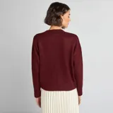 Sweater liso color borgoña de corte holgado y mangas largas.