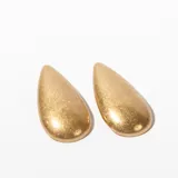 Aros colgantes dorados con forma de lágrima.