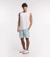 Bermuda casual de hombre color celeste, hecha en tela texturizada, con cintura elástica, cordón, bolsillo trasero con solapa y detalle de costura horizontal en las piernas.