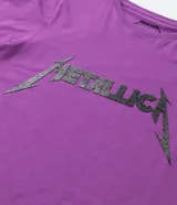 Remera alargada de media malla de algodón sostenible, color violeta, con cuello redondo, mangas cortas y estampa del logo de la banda Metallica.