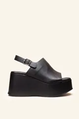 Sandalias negras con plataforma, capellada envolvente y pulsera trasera ajustable.