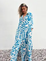 Vestido camisero largo de corte amplio, con estampado abstracto en tonos celeste y crudo.