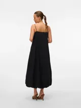 Vestido largo negro de algodón, con cuello cuadrado, breteles finos y corte holgado.