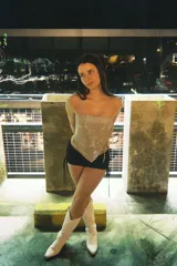 Top bandeau color dorado con textura brillante y lazos laterales ajustables.