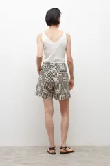 Short color crema con estampado geométrico de líneas y círculos negros.