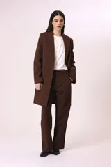 Pantalón de vestir ancho color verde militar, con pinzas frontales y tiro alto.