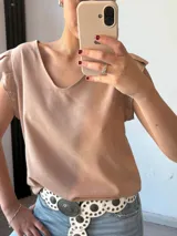 Remera color tostado con cuello redondo y mangas cortas con volados.