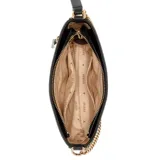 Cartera de hombro Guess Noelle color negro con correa fina y cadena dorada decorativa.