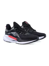 Championes de running Umbro, color blanco con detalles en negro, celeste y naranja. Capellada de mesh, suela de goma y entresuela de EVA.