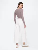 Pantalón jean de corte ancho color blanco.