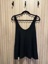 Musculosa negra con breteles elásticos finos y escote en V pronunciado.