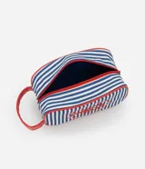 Neceser rectangular de tela con rayas verticales azules y blancas, ribetes y asa de mano en cuero sintético rojo. Presenta un bordado central de una langosta roja enmarcada en un corazón de puntos rojos.