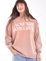 Buzo color beige con estampado de flores y texto en blanco.
