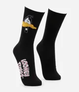 Par de medias de caña media color negro con estampa de Daffy Duck y logo de Looney Tunes.