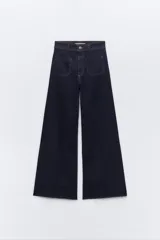 Pantalón de jean azul oscuro, de tiro alto y corte wide leg.