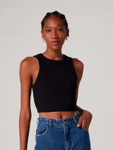 Top negro corto de tela acanalada, con cuello redondo y sisas anchas.