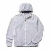 Campera cortaviento gris claro con capucha, cierre frontal con cremallera blanca y logo de la marca en el pecho.