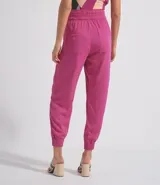 Pantalón jogger color crema de cintura alta con cierre y dos botones. Tiene elástico en la cintura, bolsillos aplicados y está confeccionado en viscosa.