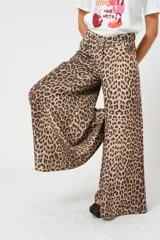 Pantalón campana de tiro medio, color beige con estampado de leopardo, con bolsillos y cierre frontal.