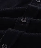 Camisa de hombre de manga larga, color verde oscuro, confeccionada en terciopelo, con cuello clásico y dos bolsillos frontales con tapa y botón.