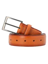 Cinturón de cuero color camel con hebilla rectangular metálica color plateado envejecido y siete agujeros.